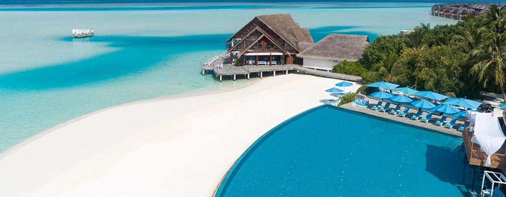 Playa arenas blancas y mar en Maldivas zonas comunes familia en hotel Anantara Dhigu